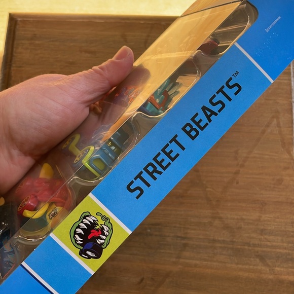 Hot Wheels Street Beasts 5 Pack HLY77 2023 New! - Picture 8 of 9